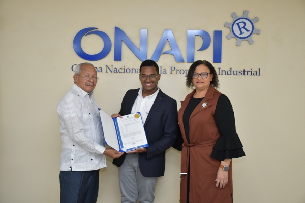 ONAPI otorga Patente de Modelo de Utilidad a innovador que ha creado mochila transformable para estudiantes